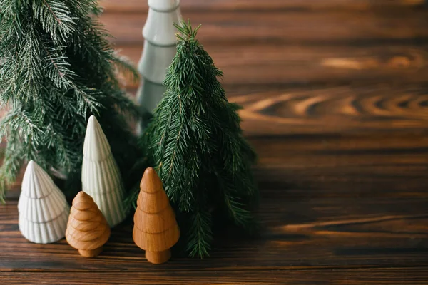 Árboles Abeto Navideño Hechos Mano Cerámica Miniatura Árboles Madera Sobre —  Fotos de Stock