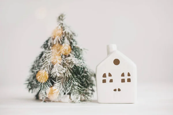 Feliz Natal Cena Natal Casa Miniatura Com Luzes Árvore Nevada — Fotografia de Stock