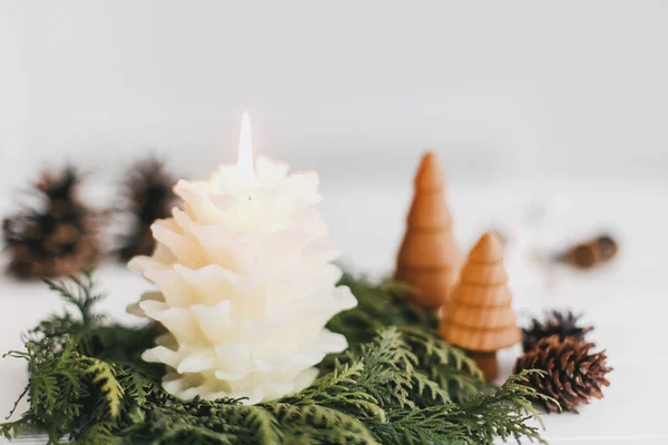 Buon Natale Elegante Candela Pigna Ghirlanda Cedro Piccoli Alberi Natale — Foto Stock