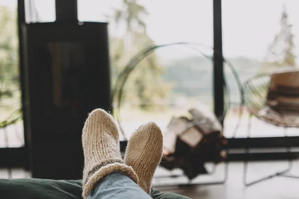 Pieds Dans Des Chaussettes Chaudes Laine Tricotée Sur Fond Cheminée — Photo