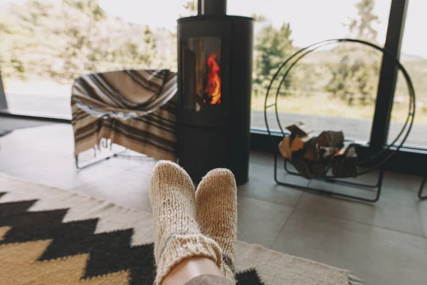 Füße Warm Gestrickten Wollsocken Vor Dem Hintergrund Eines Modernen Schwarzen — Stockfoto