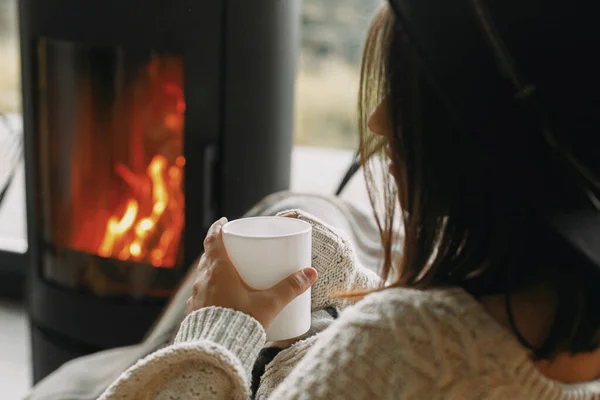 Femme Élégante Pull Tricoté Relaxant Avec Une Tasse Thé Chaude — Photo