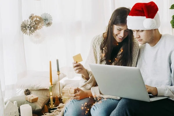 Mutlu Çift Online Hediyeler Alıyor Dizüstü Bilgisayar Kredi Kartı Kullanıyor — Stok fotoğraf