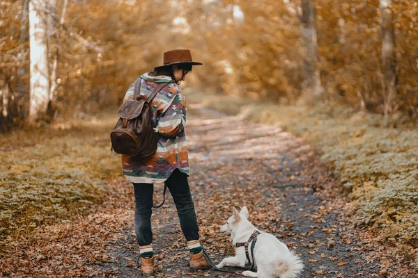 Stilvolle Frau Die Mit Einem Entzückenden Weißen Hund Durch Sonnige — Stockfoto
