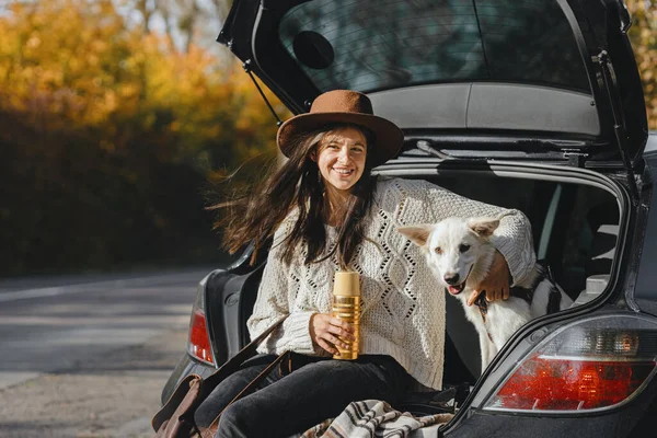 Stylische Junge Frau Sitzt Mit Putzigem Weißen Hund Kofferraum Der — Stockfoto