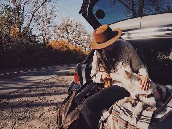 Stilvolle Junge Frau Die Mit Ihrem Weißen Hund Kofferraum Auf — Stockfoto