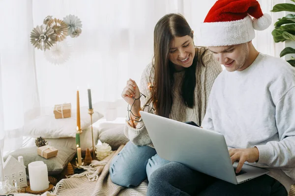 Feliz Familia Joven Compras Línea Ordenador Portátil Sentado Habitación Boho —  Fotos de Stock