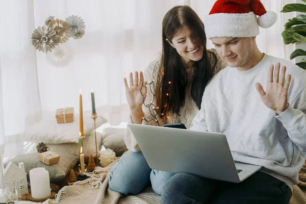 Mutlu Genç Aile Boho Odasındaki Dizüstü Bilgisayardan Noel Hediyeleri Şenlikli — Stok fotoğraf