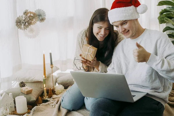 Boldog Fiatal Pár Ajándékot Cserél Családjával Vagy Barátaival Videóhíváson Laptop — Stock Fotó