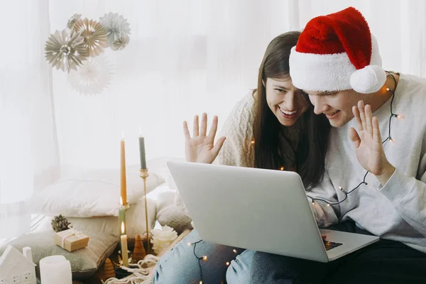 Mutlu Genç Aile Boho Odasındaki Dizüstü Bilgisayardan Noel Hediyeleri Şenlikli — Stok fotoğraf