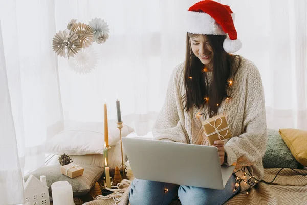 Boldog Fiatal Vásárol Ajándékokat Online Laptop Boho Szobában Karácsonyi Ajándékok — Stock Fotó