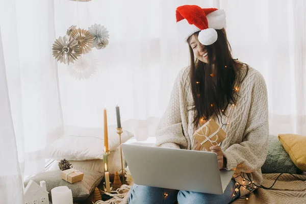 Boldog Fiatal Kezében Ajándék Vásárlás Online Laptop Boho Szobában Karácsonyi — Stock Fotó