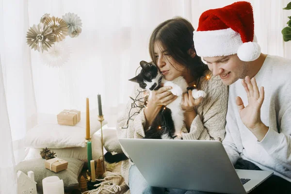 Işıklı Şirin Kedili Şık Bir Çift Noel Baba Şapkalı Noel — Stok fotoğraf