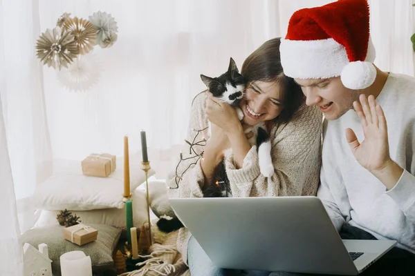 Boldog Fiatal Család Aranyos Macska Integetett Kezét Videohívás Laptop Boho — Stock Fotó