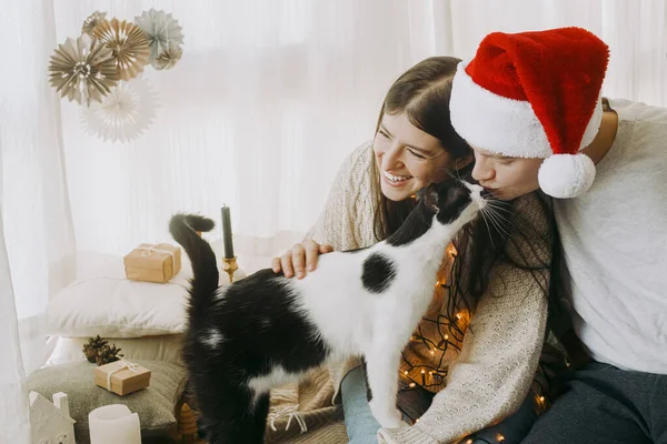 Feliz Joven Familia Sentado Besando Lindo Gato Festivo Decorado Habitación — Foto de Stock