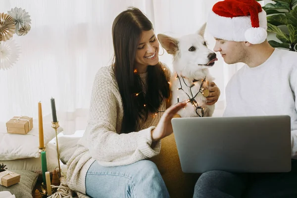 Boldog Fiatal Család Aranyos Kutya Integetett Kezét Videohívás Laptop Boho — Stock Fotó