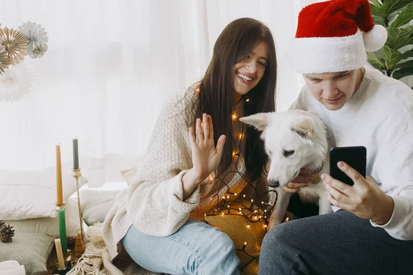 Mutlu Genç Bir Aile Şirin Bir Köpek Telefonda Telefonda Sallıyor — Stok fotoğraf