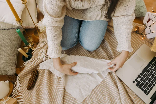스웨터 여성이 장식을 상자를 포장하고 후로시키 온라인에서 — 스톡 사진