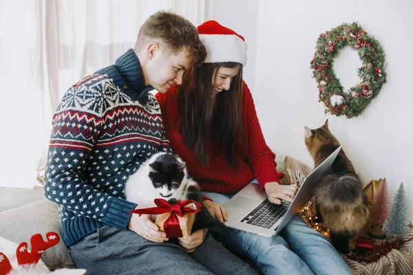 Boldog Fiatal Család Aranyos Macska Karácsonyi Ajándék Segítségével Laptop Ünnepi — Stock Fotó