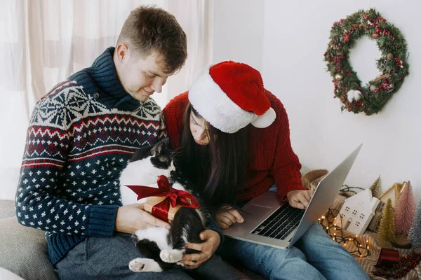 Şirin Bir Kedisi Noel Hediyesi Olan Mutlu Genç Bir Aile — Stok fotoğraf