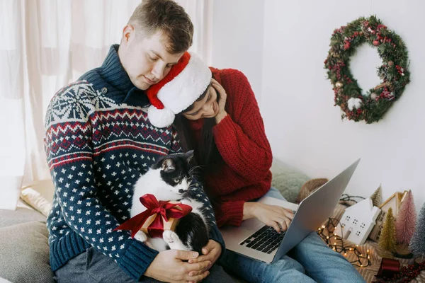 Feliz Familia Joven Con Lindo Gato Regalo Navidad Utilizando Ordenador — Foto de Stock