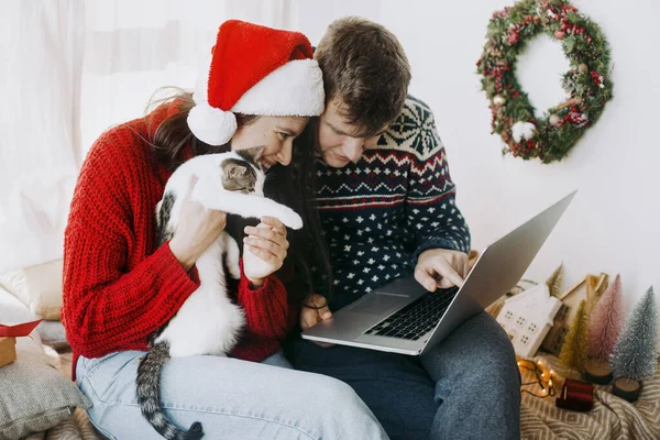 Happy Young Family Cute Cica Using Laptop Smiling Festive Decorated — Stock Fotó