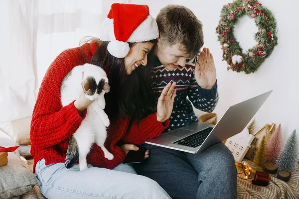 Familia Joven Feliz Con Gatito Lindo Usando Ordenador Portátil Agitando —  Fotos de Stock