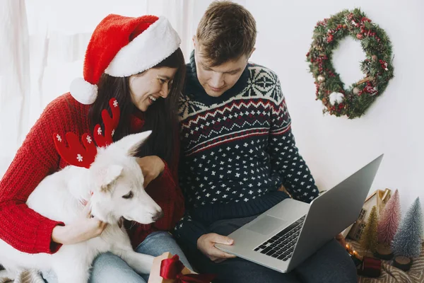 Boldog Fiatal Család Aranyos Kutya Karácsonyi Ajándék Segítségével Laptop Ünnepi — Stock Fotó
