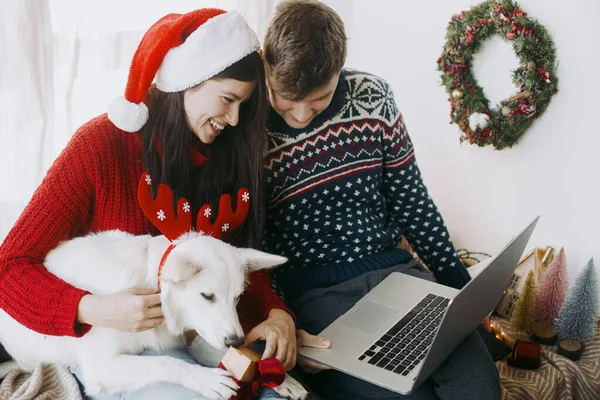 Şirin Bir Köpeği Noel Hediyesi Olan Mutlu Genç Bir Aile — Stok fotoğraf