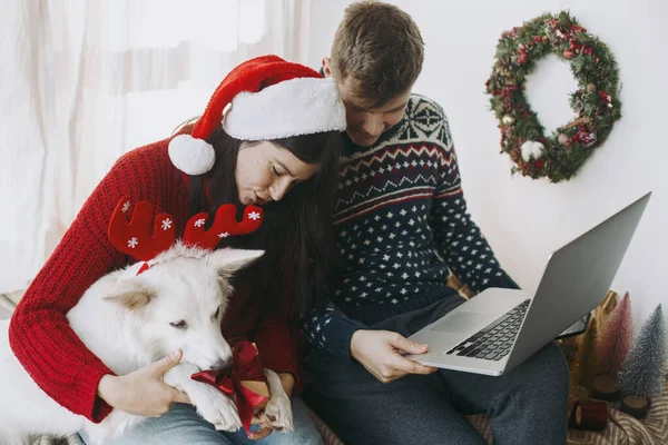 Boldog Fiatal Család Aranyos Kutya Karácsonyi Ajándék Segítségével Laptop Ünnepi — Stock Fotó