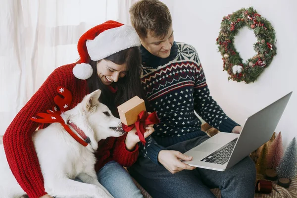 Şirin Bir Köpeği Noel Hediyesi Olan Mutlu Genç Bir Aile — Stok fotoğraf