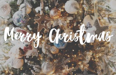 Mutlu Noeller tebrik kartı. Şık bir Noel ağacına, gümüş mücevherler ve şenlik odasında altın ışıklarla yazılmış mutlu Noeller mesajı. Mutlu tatiller, mevsimler selamlar