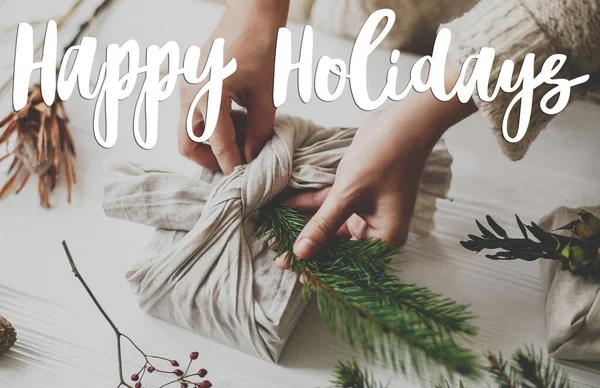 Frohe Feiertage Text Handgeschrieben Auf Händen Verpackung Stilvolle Furoshiki Weihnachtsgeschenk — Stockfoto