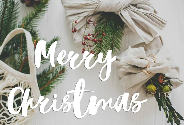 Frohe Weihnachten Grußkarte Frohe Weihnachten Text Handgeschrieben Auf Stilvolle Furoshiki — Stockfoto
