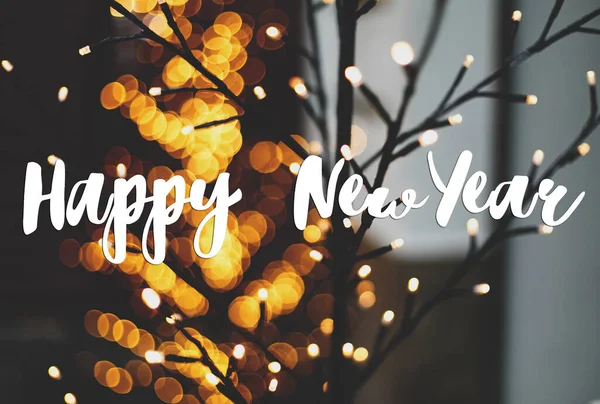 Happy New Year Tekst Handgeschreven Stijlvolle Verlichte Boom Met Warme — Stockfoto