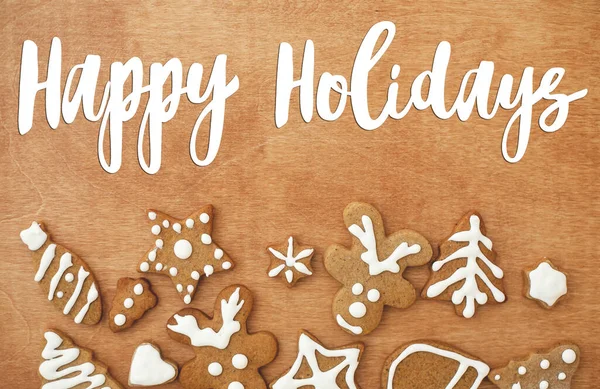 节日快乐贺卡 圣诞节快乐短信手写在木制背景的姜饼上 平铺在地板上 现代节日的问候 — 图库照片