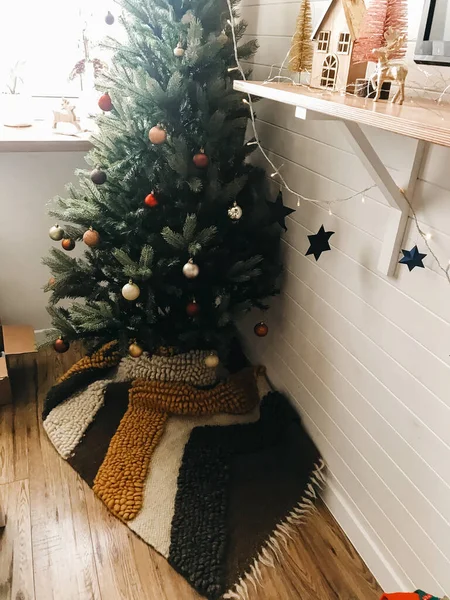 Arbre Noël Traditionnel Avec Des Boules Rouges Dans Salle Boho — Photo