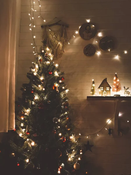 Árbol Navidad Luces Festivas Con Adornos Rojos Dorados Habitación Oscura —  Fotos de Stock