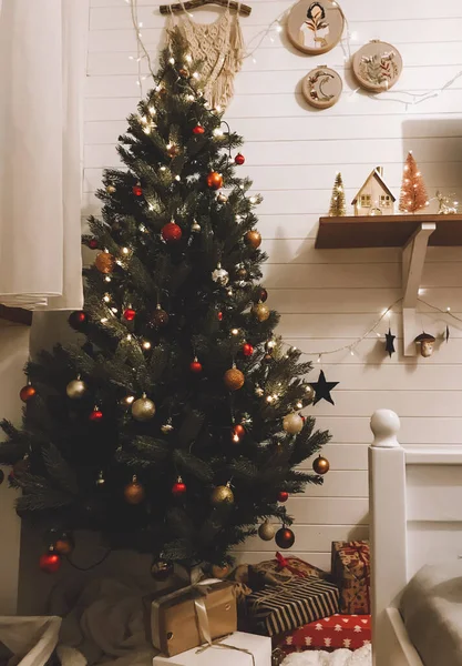 Традиційне Різдвяне Дерево Червоними Золотими Бульбашками Святковими Вогнями Сучасній Прикрашеній — стокове фото