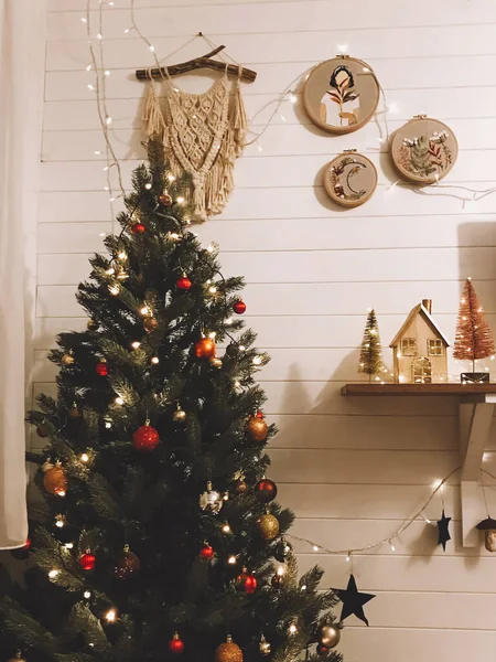 Albero Natale Tradizionale Con Palline Rosse Oro Luci Festive Camera — Foto Stock