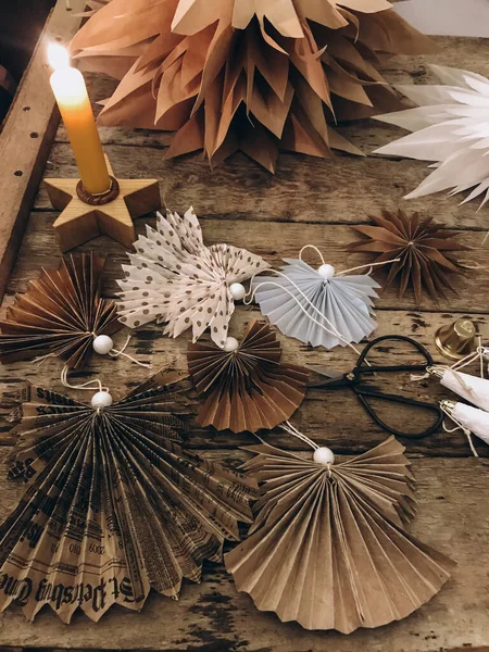 Elegantes Ángeles Papel Navidad Con Mesa Madera Rústica Con Vela —  Fotos de Stock