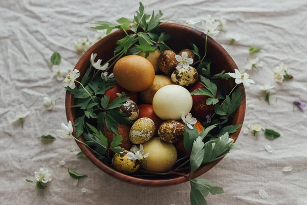 Buona Pasqua Uova Pasqua Con Fiori Primaverili Ciotola Legno Fondo — Foto Stock