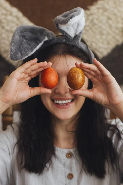 Щаслива Молода Жінка Кролячих Вухах Лляній Сукні Тримає Великодні Яйця — стокове фото