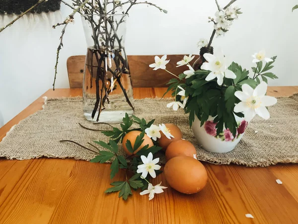 家中房间里的复活节彩蛋 上面有春天的花朵 放在木制的乡村餐桌上 天然蛋 樱花和茴香花 春天好 复活节快乐 — 图库照片