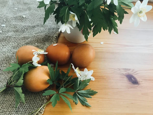 Ovos Páscoa Com Flores Primavera Mesa Rústica Madeira Quarto Casa — Fotografia de Stock