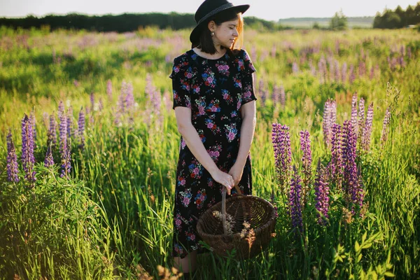Mooie Vrouw Vintage Bloemenjurk Met Rieten Rustieke Mand Lupine Veld — Stockfoto