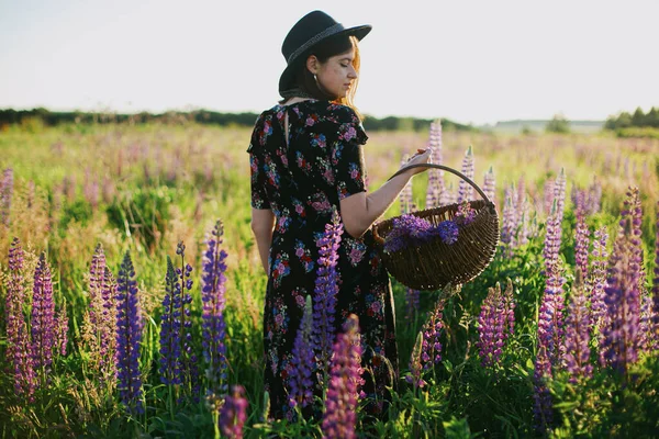 Beautiful Stylish Woman Walking Sunny Lupine Field Wicker Rustic Basket — Stock Photo, Image