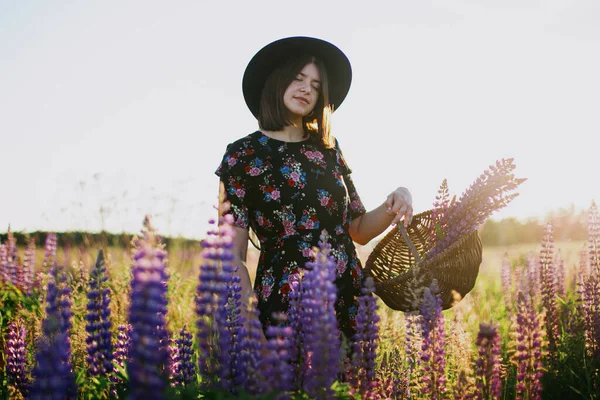 Beautiful Stylish Woman Relaxing Sunny Lupine Field Holding Rustic Basket — Stock Photo, Image