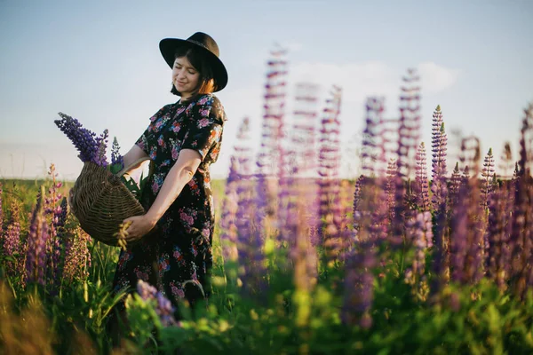 Beautiful Stylish Woman Relaxing Sunny Lupine Field Holding Rustic Basket — Stock Photo, Image