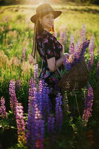 Hermosa Mujer Elegante Que Relaja Campo Altramuz Soleado Celebración Canasta — Foto de Stock